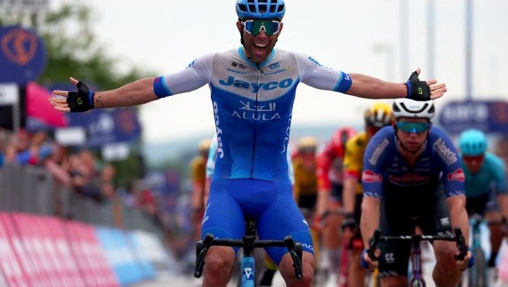 Giro d'Italia, Matthews vince la quarta tappa sotto la pioggia. Evenepoel resta in rosa