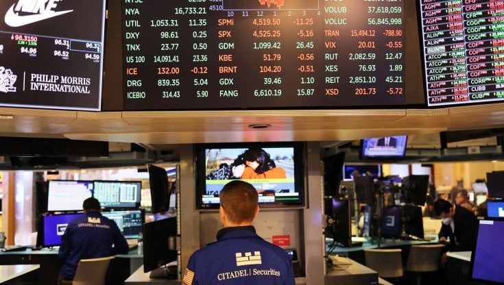 Le Borse di oggi, 4 aprile 2022. Euro debole sull'ipotesi di nuove sanzioni a Mosca. I listini Ue chiudono in cauto rialzo