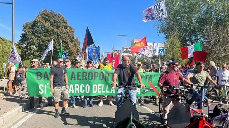 In mille sfilano contro la nuova pista di Peretola: “Pronti a tornare al Tar”