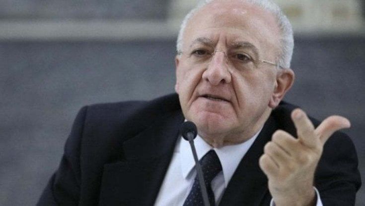 Covid, De Luca tra Salerno e Napoli. Lo staff: "E' sempre in giro, non si è rinchiuso"
