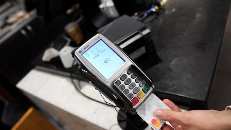 Impiegata copia i dati della carta di credito e fa spese online: anziano col conto azzerato