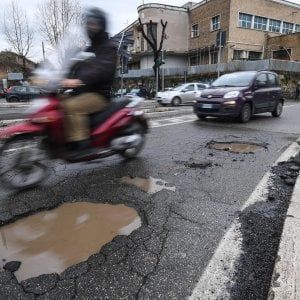 Roma, buca mortale coperta dopo lo schianto. Dirigenti a giudizio
