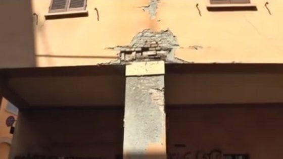Bologna, crollo di calcinacci in via Marsala