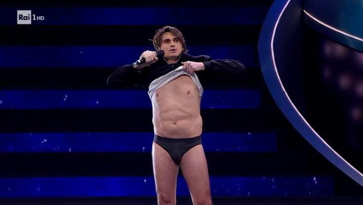 Angelo Duro e la provocazione: si spoglia sul palco di Sanremo al grido "Io trasgredisco"