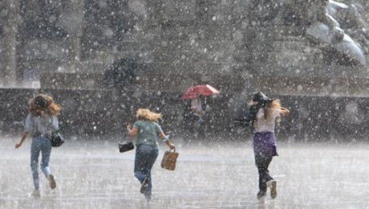 Previsioni meteo, settimana con doppio ciclone:  torna il maltempo con temporali e calo termico