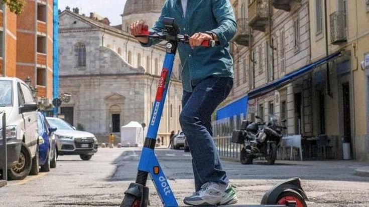 Monopattini in sharing contro il nuovo codice della strada: “Impossibile dare il casco agli utenti”