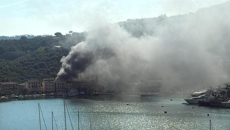 Porto Venere, incendio in un edificio. Ricoverato un vigile del fuoco