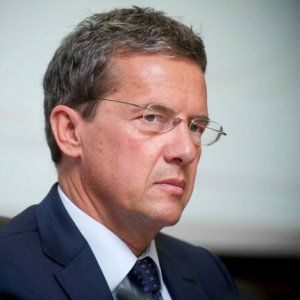 Fisco, dal passaporto alla laurea: addio a dieci micro-tasse
