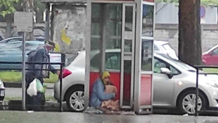 Una cabina telefonica come casa, Iasmina salvata dagli abitanti del suo quartiere
