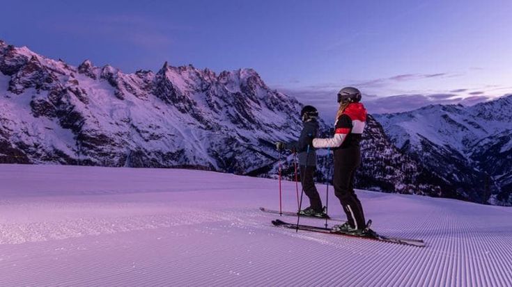 La meraviglia di sciare all’alba sulla neve rosa