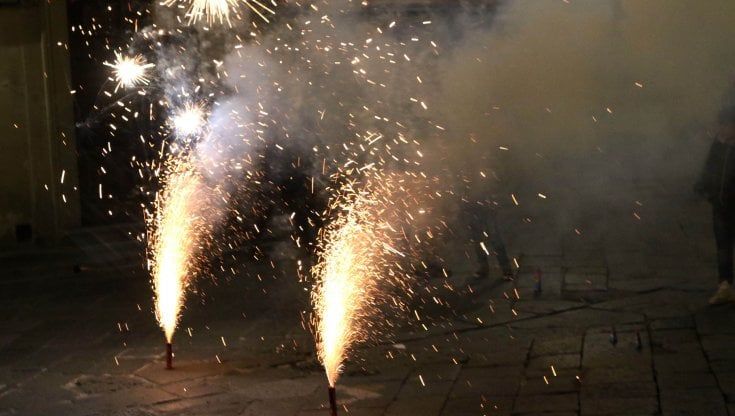 Capodanno, in Puglia il virus e l'ordinanza non fermano i botti. A Foggia grosso petardo danneggia una pizzeria