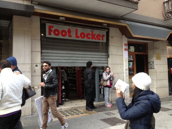 I 'forconi' nelle vie dello shopping,<br />i negozi chiudono 'per solidariet&agrave;'