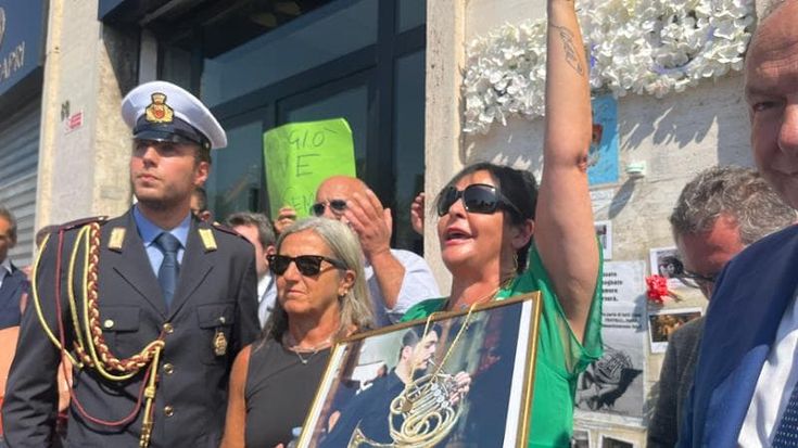 Napoli ricorda Giogiò Cutolo a un anno dall’omicidio, la madre: “Basta proteggere i criminali”