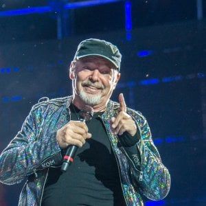 M5S, Vasco Rossi bacchetta Paragone: "Giù le mani dalle mie canzoni"