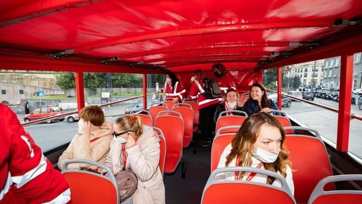 Torna il City Sightseeing a Napoli, il primo tour per 40 famiglie ucraine: "Vogliamo farvi vedere il mare"