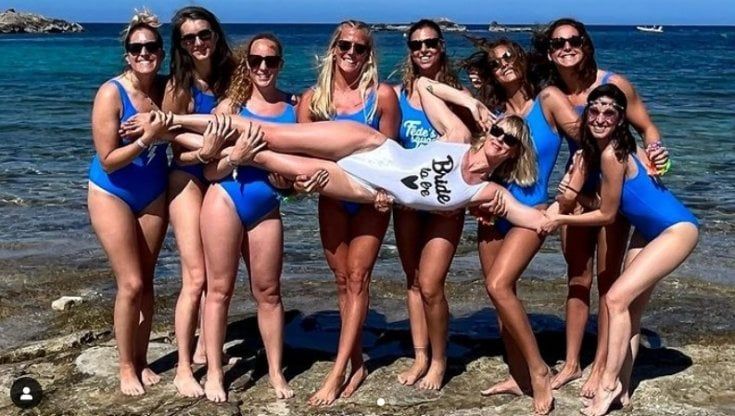 Federica Pellegrini, addio al nubilato a Formentera: balli in spiaggia e una lunga notte in discoteca