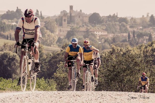 Sudore,fatica, paesaggio: in bici, all'Eroica, sulle strade bianche delle Crete senesi