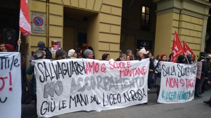 Sciopero e presidio davanti all’ufficio scolastico a Torino per il liceo di Susa