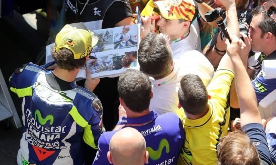 Tifosi in delirio come dieci anni fa, Valentino torna in sella al suo mito