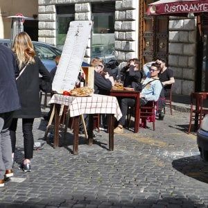 Roma,  piazza della Cancelleria: tornano i tavolini sui posti per i disabili