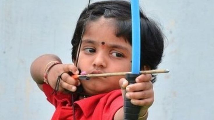 India, tira con l'arco a due anni ed è già nel libro dei record 