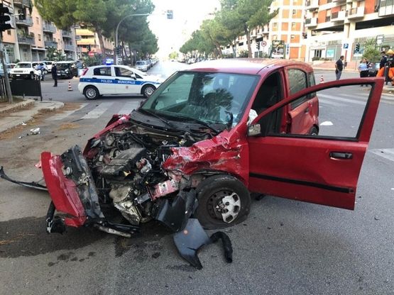 Palermo, incidente all'alba in via Ausonia: quattro feriti gravi
