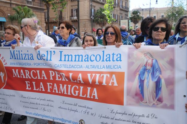 Palermo: 90 associazioni in corteo nella "Marcia per la vita", polemiche sulle unioni civili