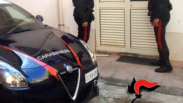 Due bombe carta lanciate in un forno, panettiere ferito grave. è caccia all'autore del gesto