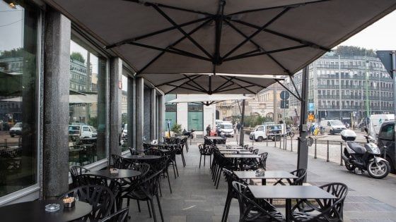Coronavirus in Lombardia, bar aperti anche dopo le 18, "ma solo con servizio al tavolo". Cambia l'ordinanza