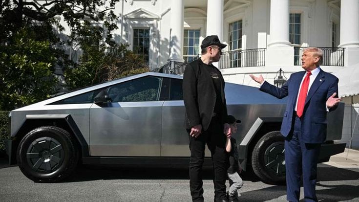 St. Clair, l’influencer che sostiene di aver avuto un figlio da Musk: “Vendo la Tesla, non ho soldi”