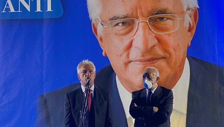 Salerno, tutti contro Enzo Napoli