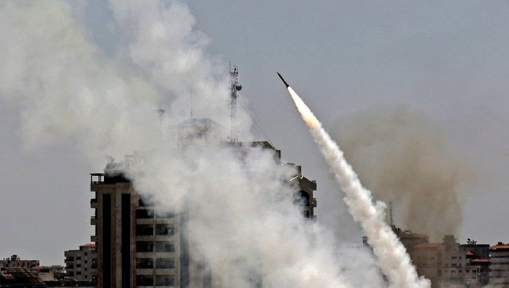 Razzi di Hamas su Tel Aviv. Bombe su Gaza. È guerra tra Israele e Hamas