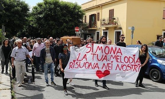 Palermo, in trecento in chiesa per l'ultimo saluto a Simona
