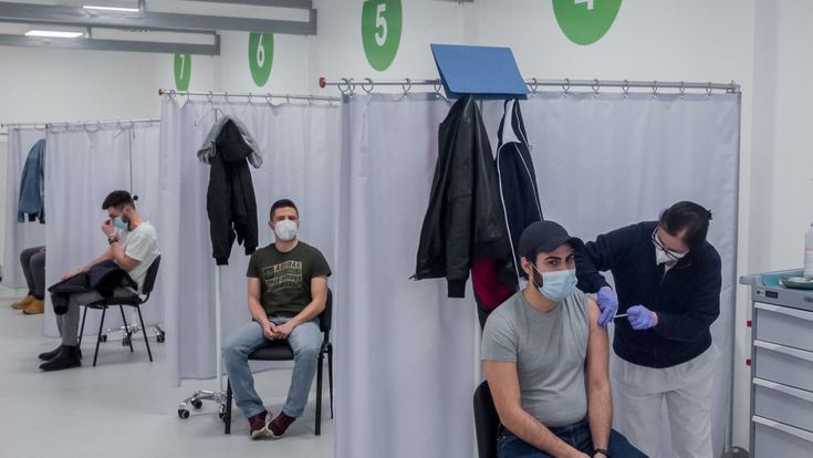 Ipotesi super zona rossa: tre settimane di stop per vaccinare in massa