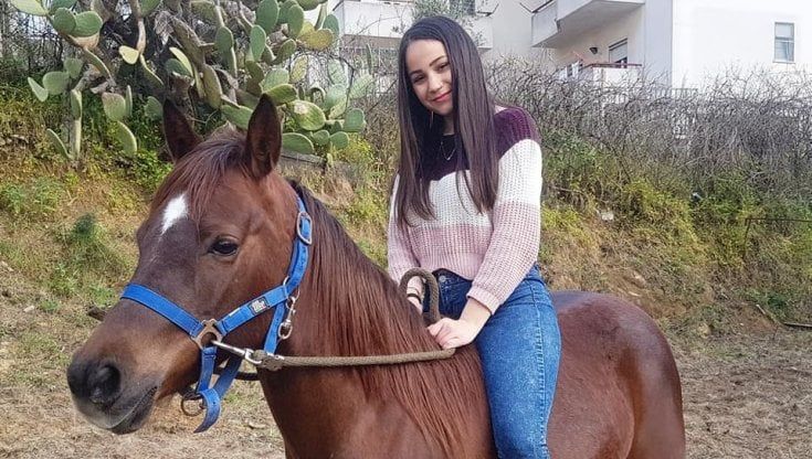 Palermo, ventunenne muore cadendo da cavallo