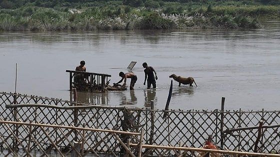 India, barcone si rovescia nel fiume Yamuna: almeno 20 morti