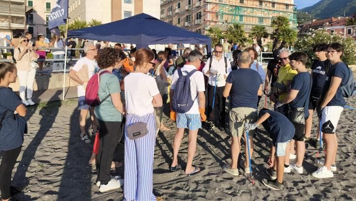 Castellammare, martedì festa per il mare libero ritrovato: “Teniamo pulita la spiaggia”