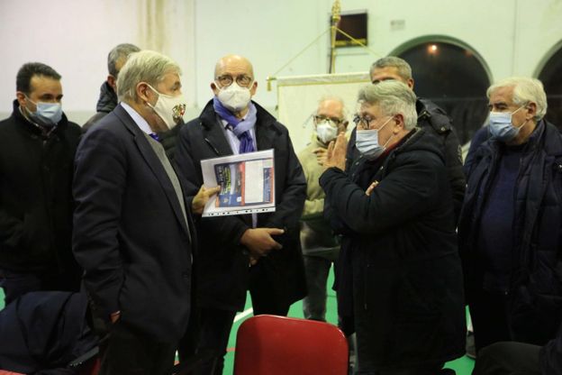 Trasferimento dei depositi chimici, il sindaco di Genova Bucci contestato