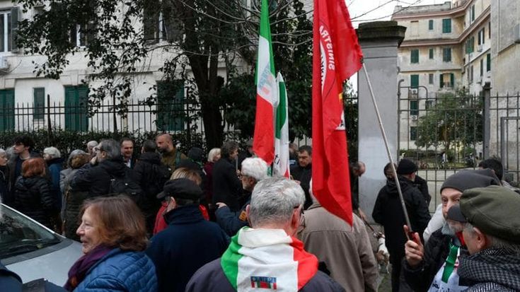 Testaccio antifascista contro le svastiche. Cortellesi: “Sono con voi”