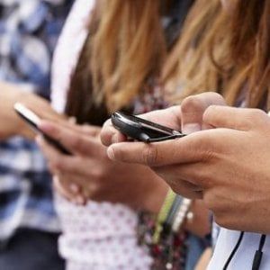 Il Garante diffida la Tre e Wind: "Basta musica e chat gratis ai clienti senza più traffico"
