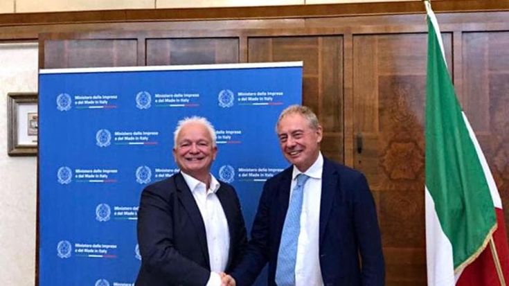 Caro voli, il governo all’Ue: “Compagnie nascondono prezzi più bassi”. Urso: Ryanair insofferente a concorrenza