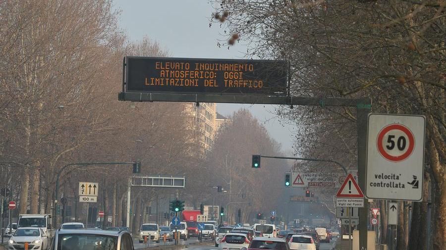 Smog Stop Ai Diesel Fino Agli Euro 5 Da Domani In Provincia Di Torino Fermi 800 Mila Veicoli La Stampa