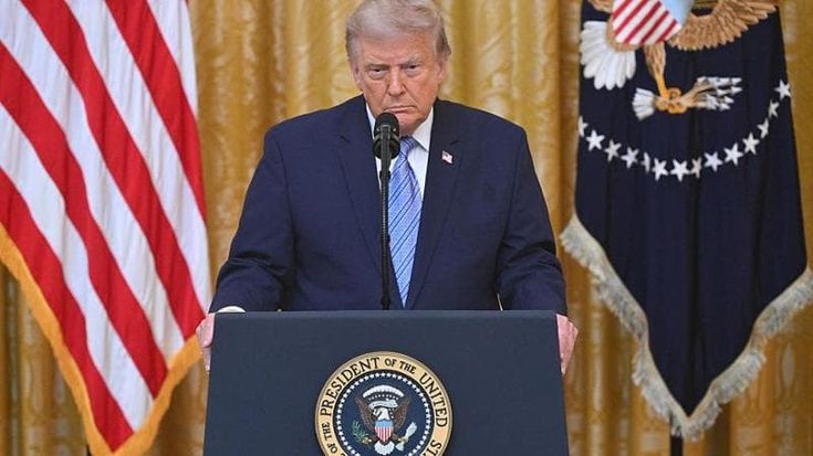Trump accusa la Cina: “Ha rubato i dati di 220 milioni di elettori”. Pechino: “Pure invenzioni”