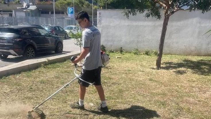 “Ho diciott’anni e mi prendo cura del parco pubblico, se non innaffiassi io qui seccherebbe tutto”