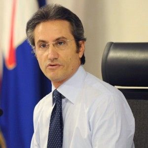 Sassi contro l'abitazione di Caldoro