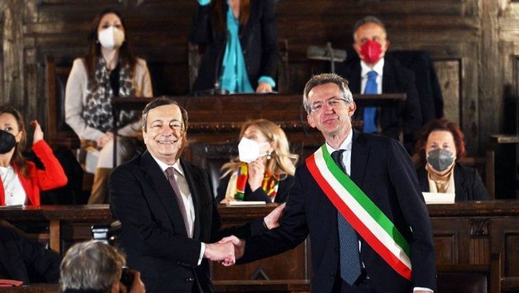 Draghi, una pizza a Napoli prima dello scontro con Conte: "Che bella giornata"
