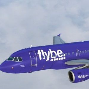 Il governo Johnson salva FlyBe: la compagnia aerea britannica continua a volare