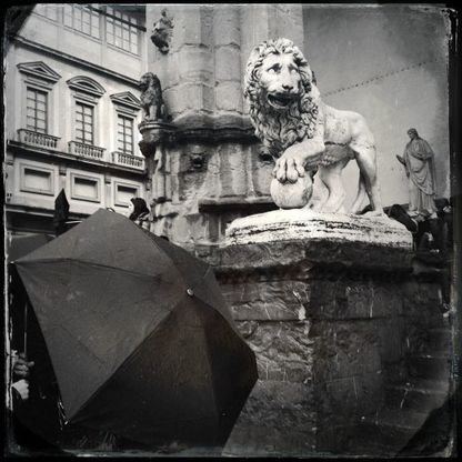 Ombrelli e sculture, il maltempo non ferma il turismo a Firenze