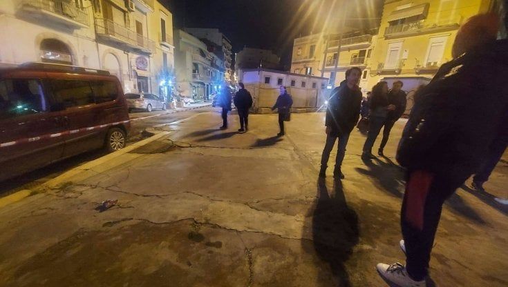 Barletta, sparatoria in piazza dopo una rissa: 22enne ferito alle gambe con due proiettili