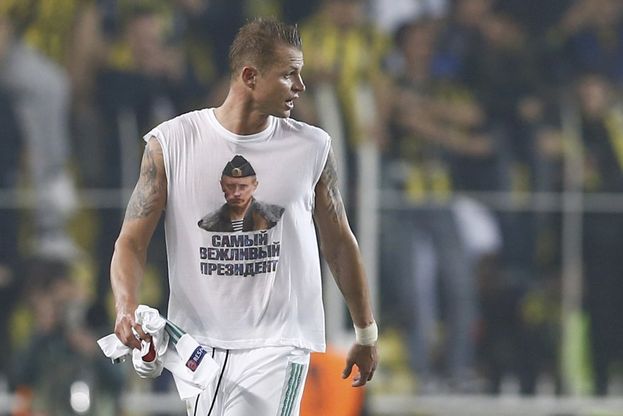 Istanbul, Tarasov mostra maglietta con Putin: indagine Uefa sul calciatore russo
